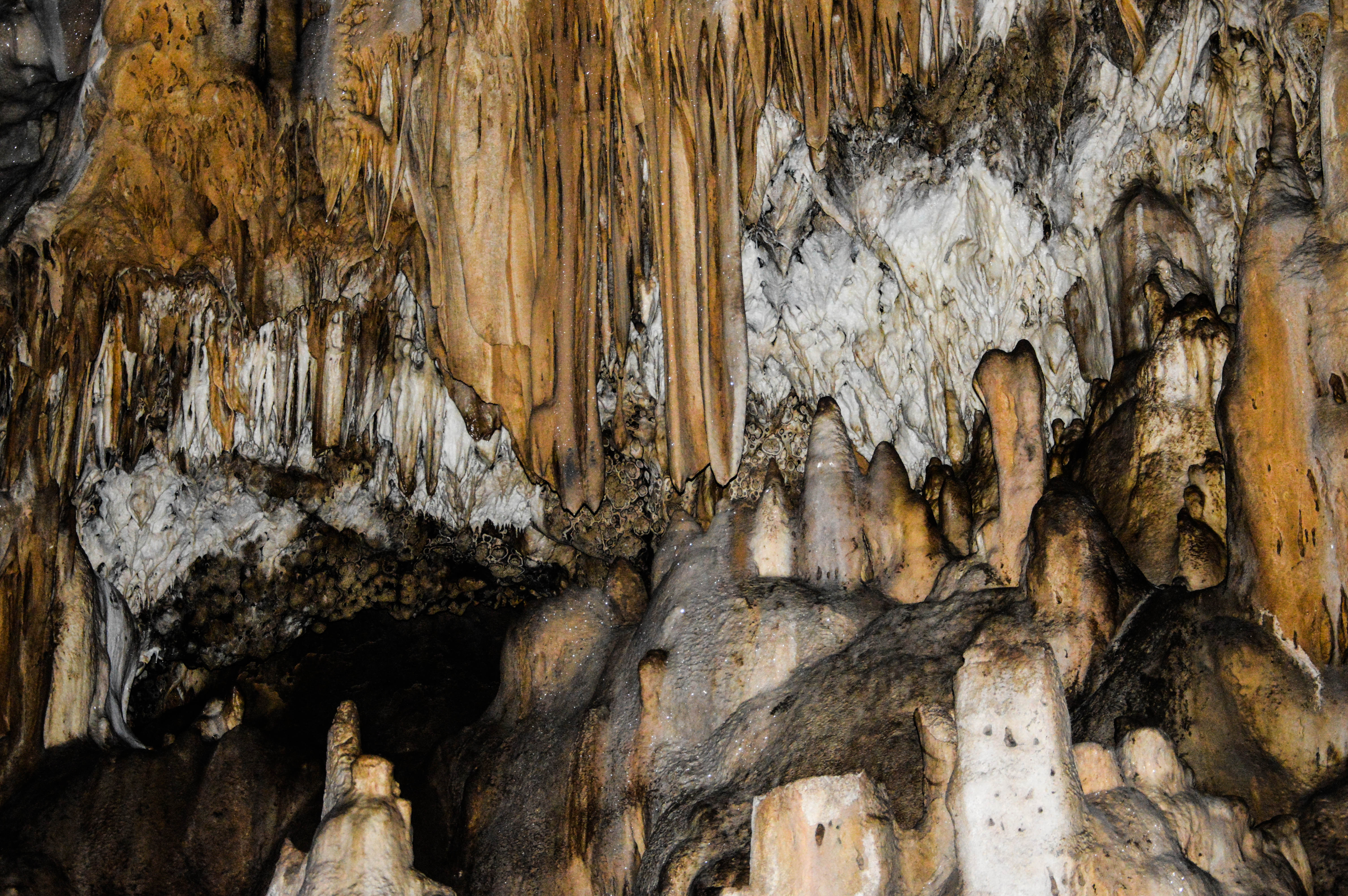 Speleothems in Cave Nefza in Tunisia [Badreddine Besbes CC-BY-SA http://bit.ly/1TqMphg]